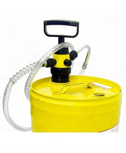 gele premium pomp van OilSafe gemonteerd op een olievat dmv adapter