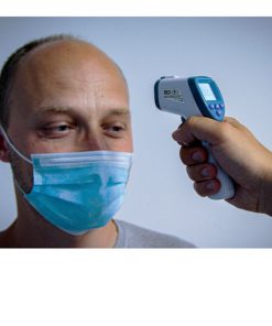 infrarood thermometer in gebruik om lichaamstemperatuur van man met mondkapje te meten
