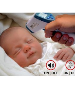 slapende baby waarbij temperatuur gemeten wordt bij het voorhoofd met contactloze infrarood thermometer