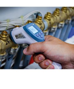 infrarood thermometer in gebruik bij een vloerverwarming installatie