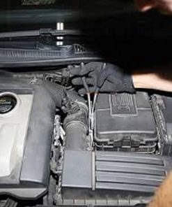 lange buigtang in gebruik op een moeilijk bereikbare plaats onder de motorkap