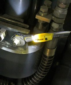 magnetisch ledlichtje in gebruik op een steeksleutel verlichting op werkplek