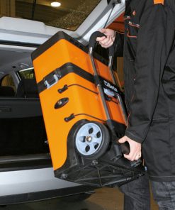 gereedschapstrolley van beta in gebruik, wordt opgetild en in kofferbak van auto gezet